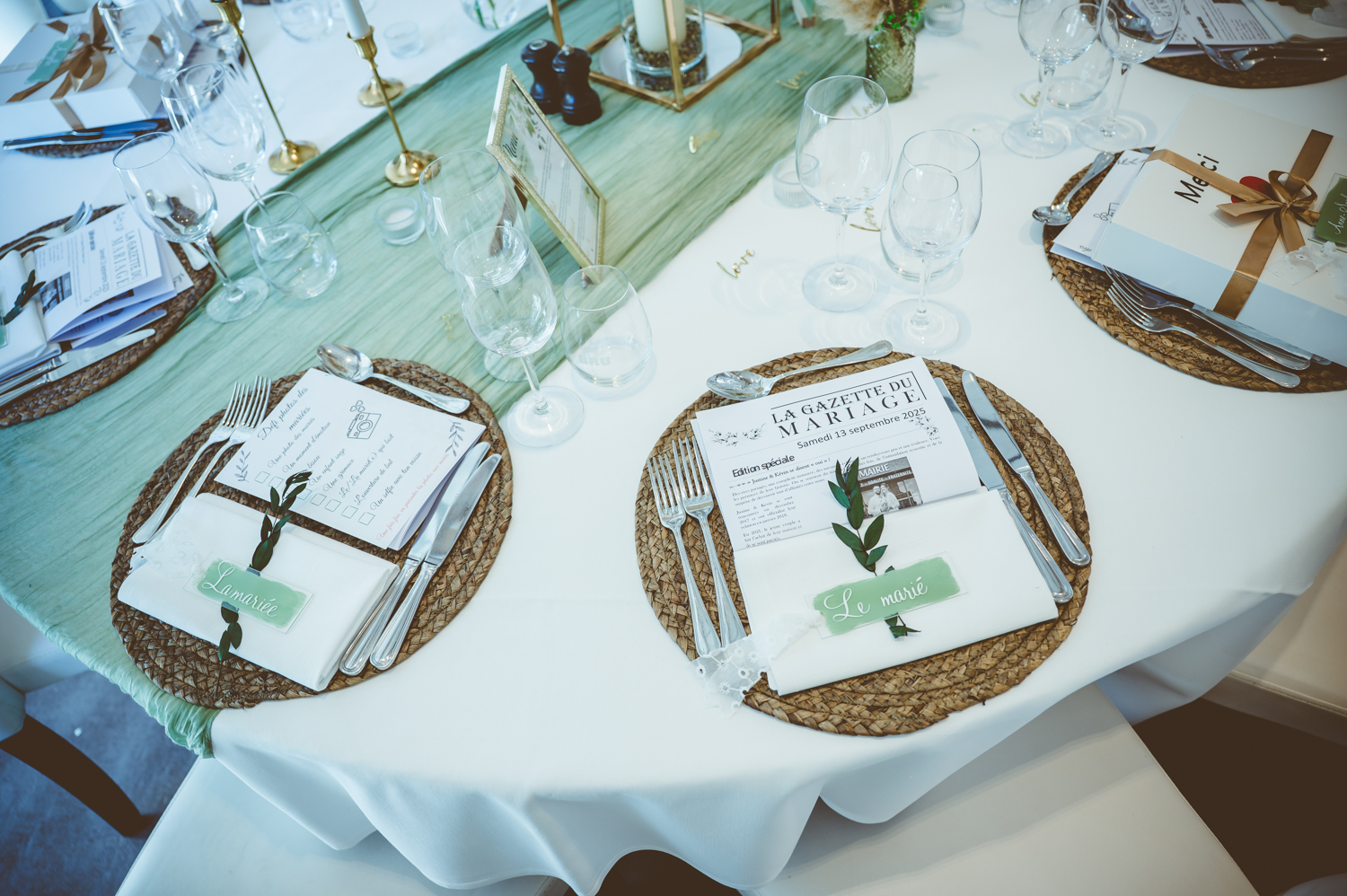 Préparatifs et coulisses de la cérémonie de mariage, ambiance naturelle et complice