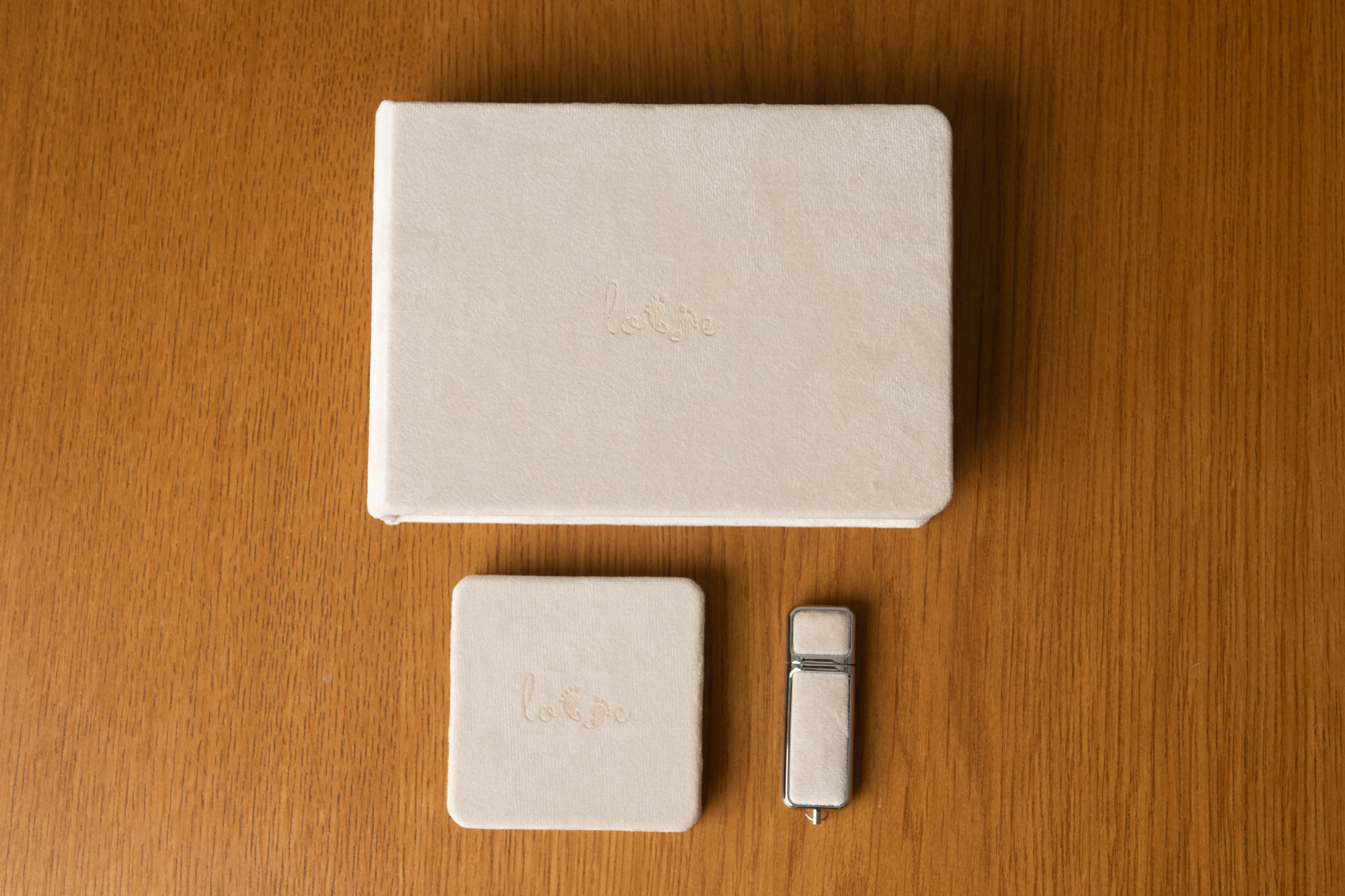 Coffret USB + Mini livre — vue coffret
