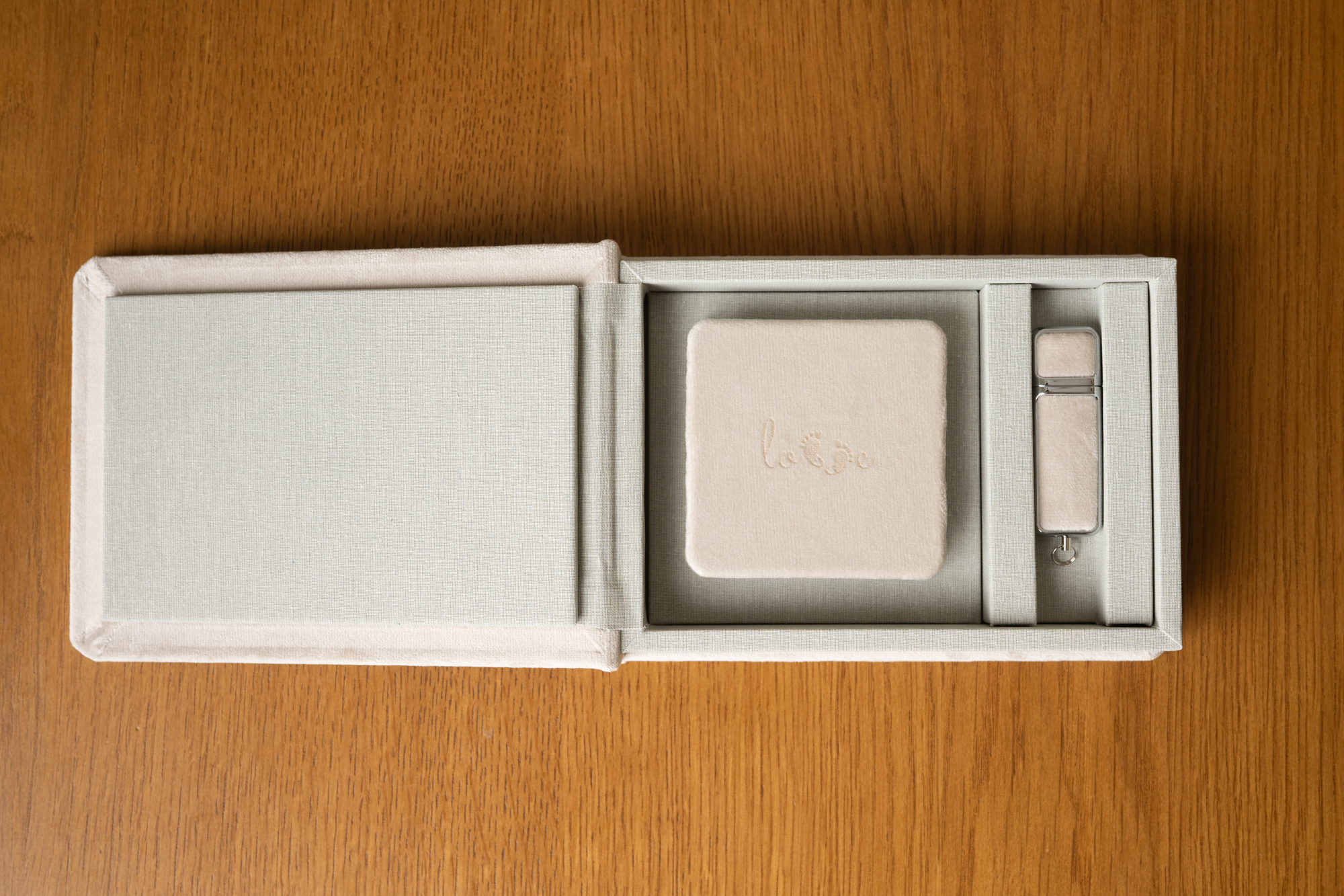 Coffret USB + Mini livre — détail tissu